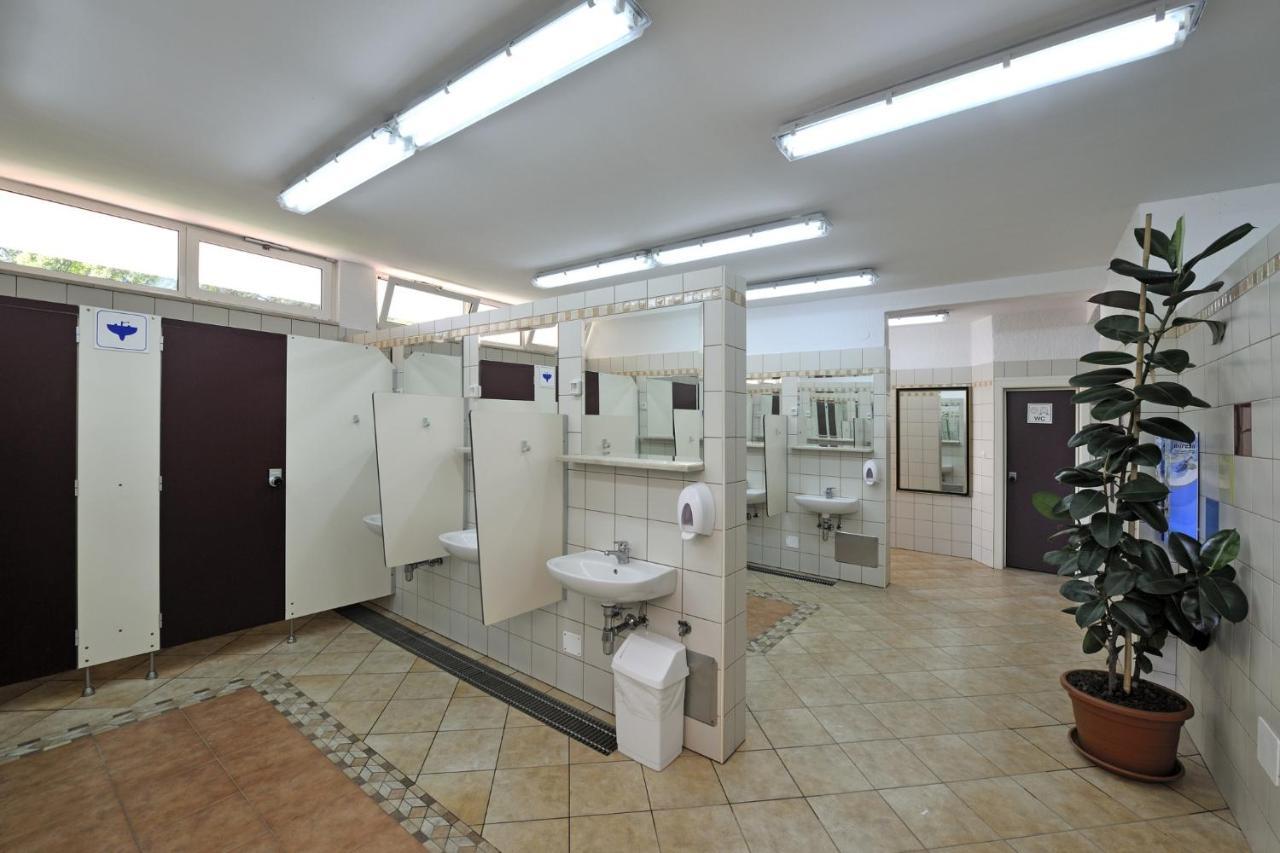 Caravans Bijela Uvala Camping *