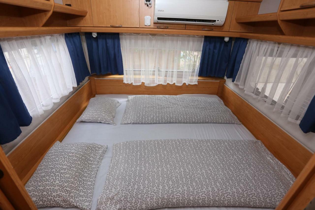 Caravans Bijela Uvala Camping *